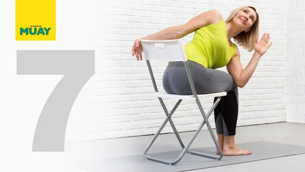 7 Exercices pour les douleurs dorsales que vous pouvez faire assis