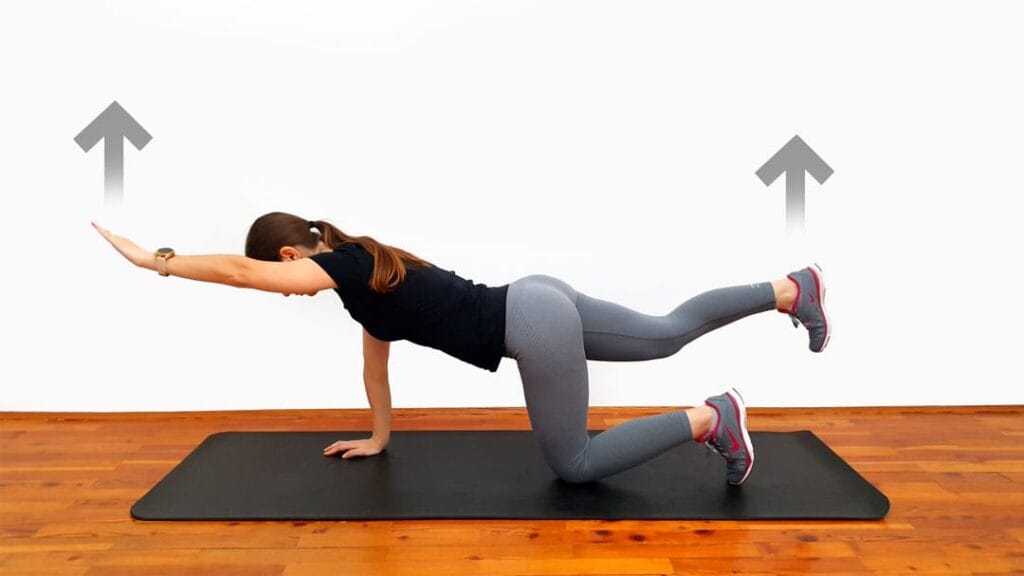 Izmenični diagonalni dvig roke in noge kleče korak 2