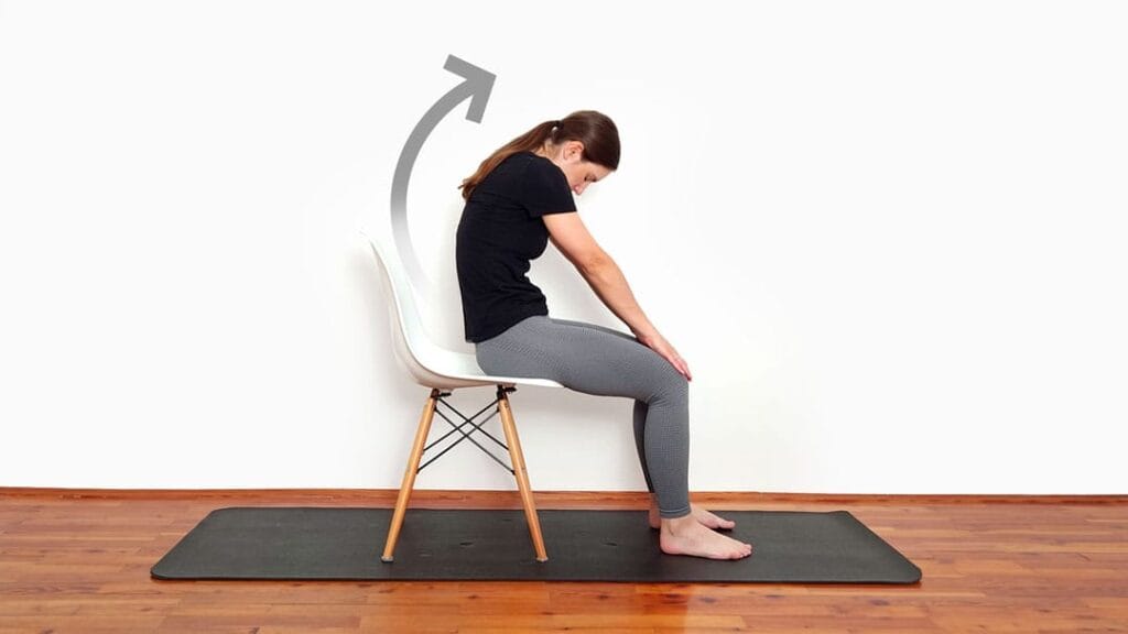 Položaj mačka-krava (mačka-pes) v sedečem položaju korak 1