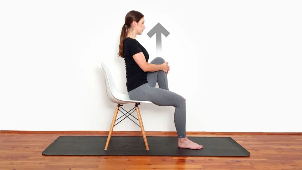 Potisk kolen na prsi v sedečem položaju korak 3