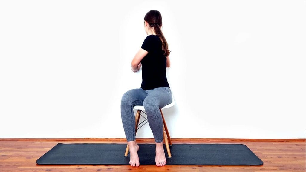 Rotacija trupa v sedečem položaju korak 3