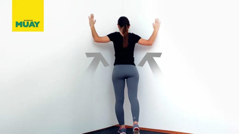 Étirement de la poitrine dans un coin