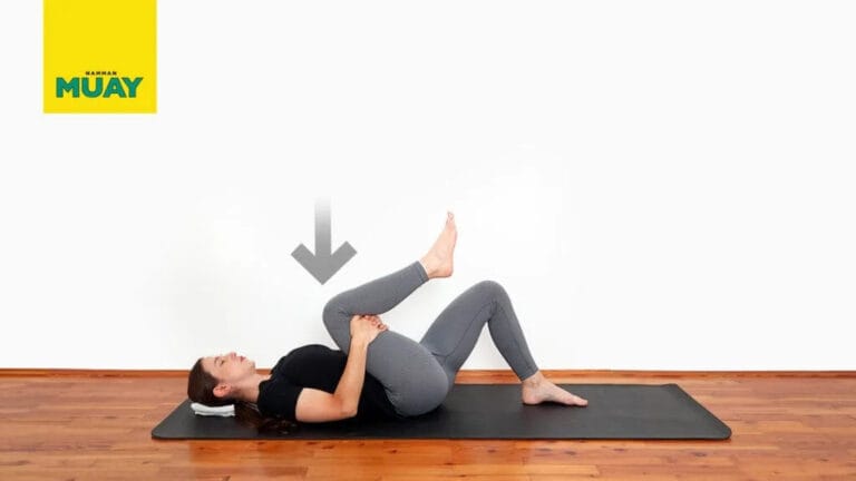 Genou unique vers la poitrine pour la souplesse lombaire